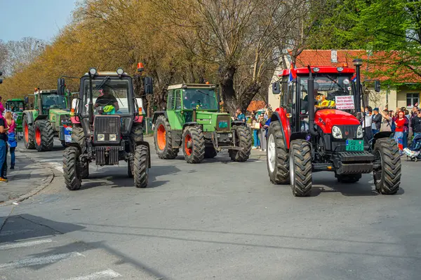 15.03... 2025 Belgrad, Sırbistan, Öğrenciler ve çiftçiler Novi Sad tren istasyonunun çatısının trajik bir şekilde çökmesi sonucu hayatını kaybeden 15 kişi için adalet talebiyle hükümete karşı protesto gösterisi düzenlediler.
