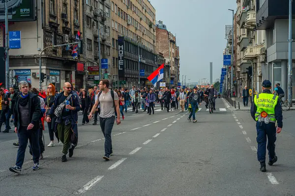 15.03... 2025 Belgrad, Sırbistan, Öğrenciler ve çiftçiler Novi Sad tren istasyonunun çatısının trajik bir şekilde çökmesi sonucu hayatını kaybeden 15 kişi için adalet talebiyle hükümete karşı protesto gösterisi düzenlediler.