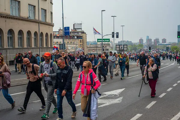 15.03... 2025 Belgrad, Sırbistan, Öğrenciler ve çiftçiler Novi Sad tren istasyonunun çatısının trajik bir şekilde çökmesi sonucu hayatını kaybeden 15 kişi için adalet talebiyle hükümete karşı protesto gösterisi düzenlediler.