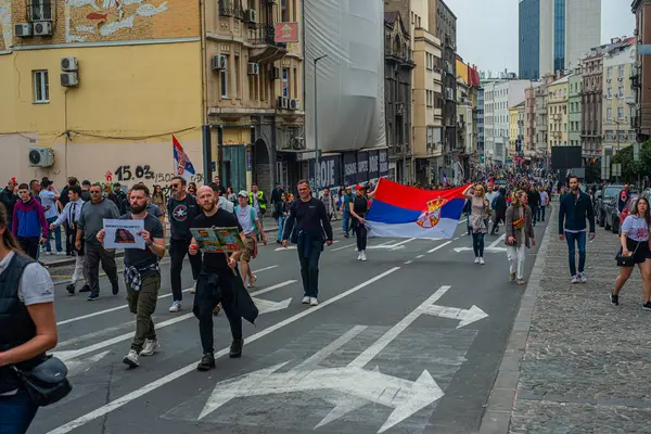 15.03... 2025 Belgrad, Sırbistan, Öğrenciler ve çiftçiler Novi Sad tren istasyonunun çatısının trajik bir şekilde çökmesi sonucu hayatını kaybeden 15 kişi için adalet talebiyle hükümete karşı protesto gösterisi düzenlediler.