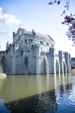 Ortaçağ taş kalesi, kuleleri, duvarları ve bir de...