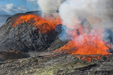İzlanda 'da aktif volkan. Reykjanes yarımadasındaki volkanik bir kraterin lav akışıyla oluşan patlama. Küçük fıskiyeli kızgın lav. Volkanik kraterden yükselen buhar