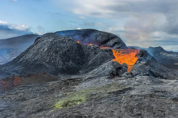一座活火山的景象 雷克雅未斯半岛的冰岛景观 白日阳光普照的熔岩火山口 熔岩从火山口流出 — 图库照片