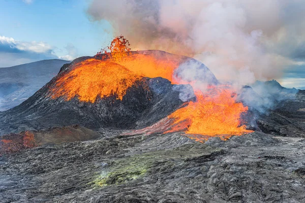 强烈的熔岩从冰岛的雷克珍半岛的活火山流出来 白天的火山口阳光普照 陨石坑周围的冷岩浆 从火山口喷出蒸汽的景观 — 图库照片