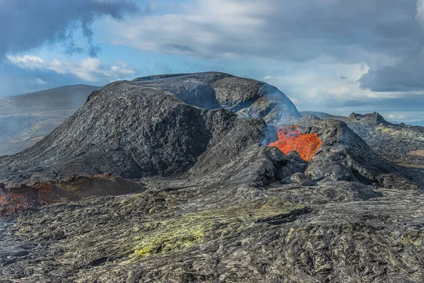 活火山的景象 日光万里的火山景观 火山喷发前带着熔岩流火山口周围的黑暗岩石 火山火山口的蒸汽 — 图库照片