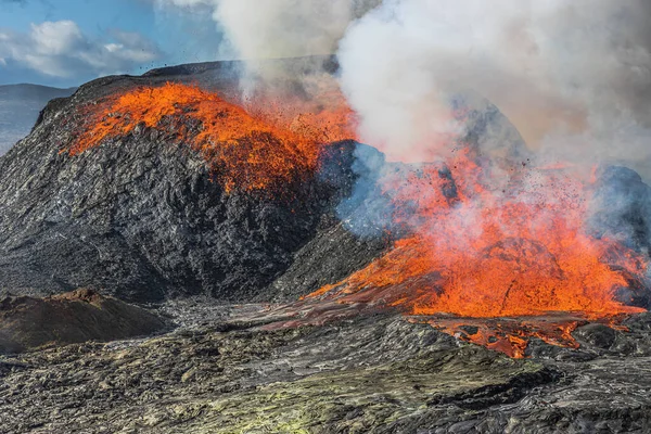 冰岛活火山 雷克雅未斯半岛的火山口喷出熔岩 用小喷泉喷出炽热的熔岩 火山火山口上升的蒸汽 — 图库照片
