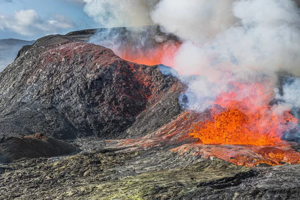 观察冰岛活火山的火山口 雷克雅未斯半岛的火山口喷出熔岩 用冷却的岩浆从火山口上升的蒸汽 — 图库照片