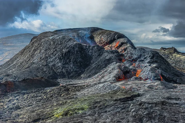 冰岛的火山口是白天形成的 雷克雅未斯半岛的活火山 火山即将喷发 小熔岩从火山口流出 火山口周围的冷岩浆 — 图库照片