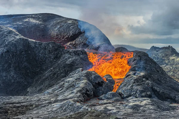 Сильная Вулканическая Активность Обозначенная Потоком Лавы Действующий Вулкан Исландии Незадолго — стоковое фото