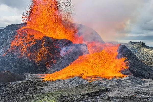 火山火山口的熔岩泉冰岛活火山喷发 雷克雅未斯半岛的火山景观 从火山口冒出上升的蒸汽冷却黑暗的岩浆岩 — 图库照片