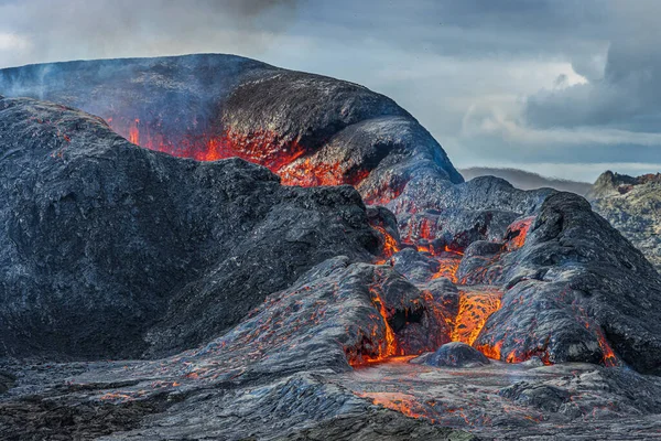观察火山爆发后打开的火山口 火山内部的炽热炽热的熔岩和火山口流出的少量熔岩 从火山口冒出的蒸汽 — 图库照片