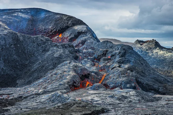 一个火山口的景象 在冷却的岩浆上有一些熔岩的火山口侧面的开口 冰岛的火山景观 雷克雅未斯半岛 阳光灿烂 天空乌云密布 — 图库照片