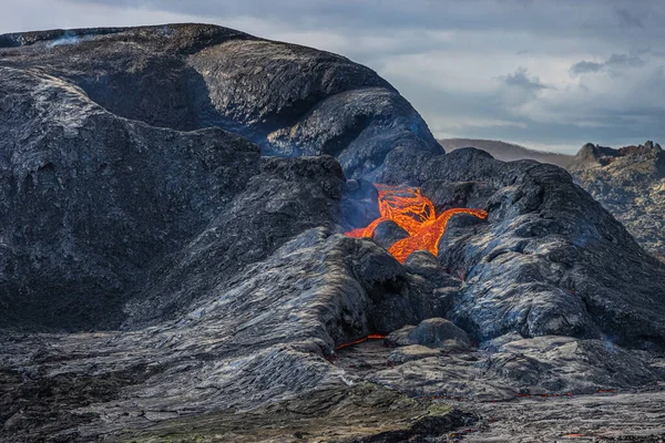 启动熔岩从冰岛活火山流出来 雷克雅未斯半岛的风景 具有冷却和液体岩浆岩的火山口 多云的白昼 绿色和灰色的岩浆 — 图库照片