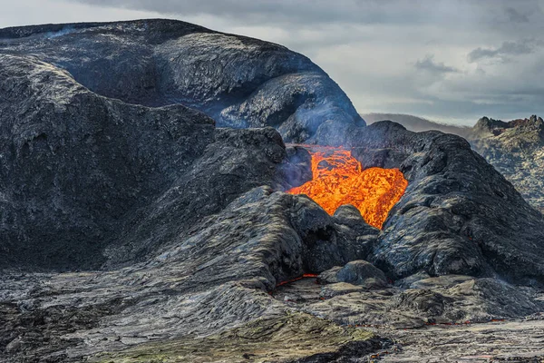 活跃的火山口冒出气泡的熔岩 位于雷克雅未斯半岛的冰岛景观 具有冷却和液体岩浆岩的火山口 多云的白昼 环绕着火山口的黑暗岩浆 — 图库照片