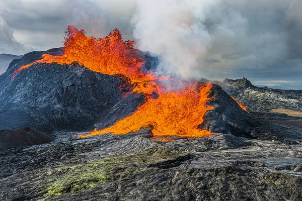 来自冰岛火山的液态熔岩雷克雅未斯半岛的火山景观 燃烧的红色熔岩不断演化的蒸汽流过火山口边缘 火山口周围的黑暗岩浆 — 图库照片