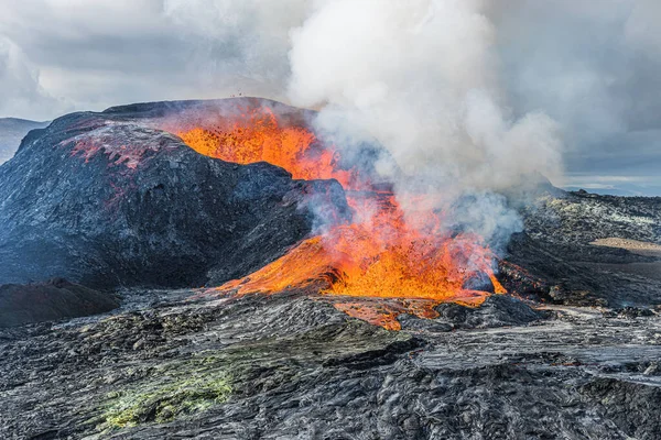 把火山口的火山口夷为平地 雷克雅内斯半岛地质公园景观中的活火山 炽热的熔岩以强烈的蒸汽从火山流出来 — 图库照片