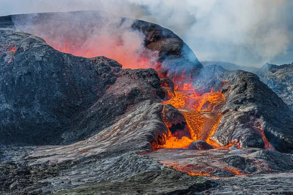 火山口打开的细节熔岩从火山口少量流出 雷克雅未斯半岛的冰岛活火山 火山口上空冒出浓烟和蒸汽 火山口的岩浆沉积 — 图库照片