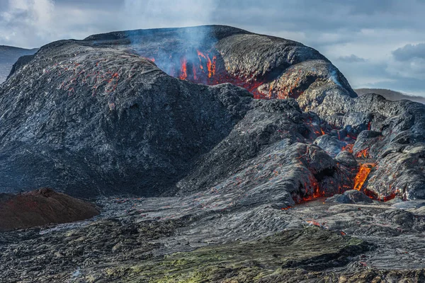 雷克雅未斯半岛上的火山口景观 冰岛的火山景观 火山喷出的蒸汽火山边缘的红色小熔岩 晴空中的云彩 — 图库照片