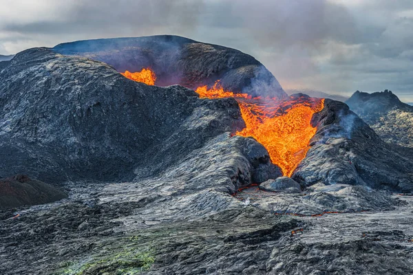Zicht Een Actieve Vulkaan Sterke Lavastroom Uit Krateropening Vulkanische Kraters — Stockfoto