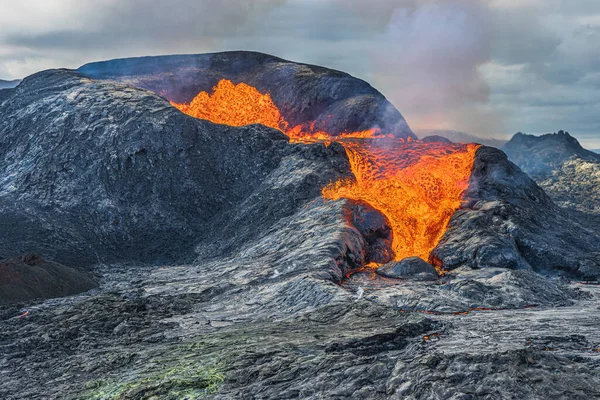 俯瞰Erupiton火山的活火山 火山口喷出强烈的熔岩流 冰岛雷克雅未斯半岛的火山口 黄昏的风景 多云的天空 — 图库照片