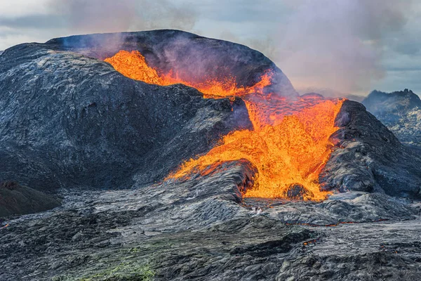 活火山即将喷发 火山口喷出强烈的熔岩流 冰岛的火山口 雷克雅内斯半岛的火山景观 黄昏的风景 多云的天空 — 图库照片
