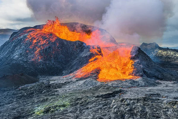 熔岩流强烈的活火山 火山爆发时冰原上的火山口 位于地质公园的雷克雅未斯半岛的火山景观 具有浓烟的火山口景观 — 图库照片