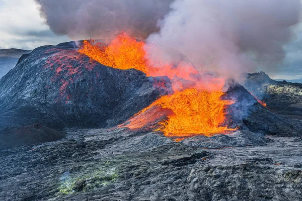 活跃的火山口上空冒着浓烟 拉瓦来自冰岛一座活火山 雷克雅内斯半岛上的风景 火山火山口周围的热岩浆岩和黑暗岩浆 — 图库照片