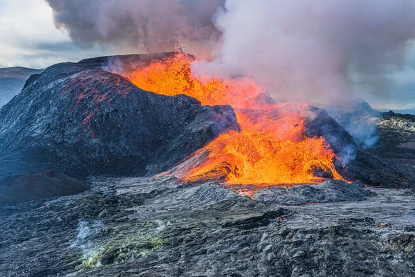 冰岛的火山景观 位于地球公园雷克雅内斯半岛的活火山 喷发过程中火山口具有强烈的熔岩流 火山口上方闪烁着浓烟的熔岩 — 图库照片