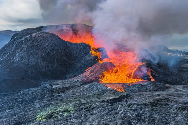 冰岛的火山景观 炽热的熔岩从火山口冒出来 位于地球公园雷克雅内斯半岛的活火山 火山口上方熔岩流和烟雾涌出 — 图库照片