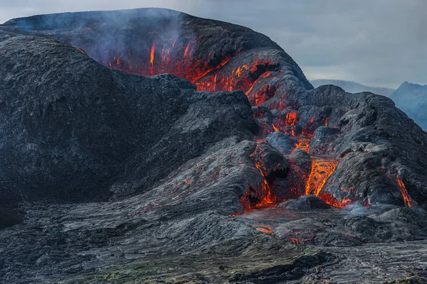 一个火山口的细节 弹坑从侧面打开 冰岛火山火山口的熔岩 位于地球公园的雷克雅内斯半岛上的景观 火山口上空的浓烟 — 图库照片