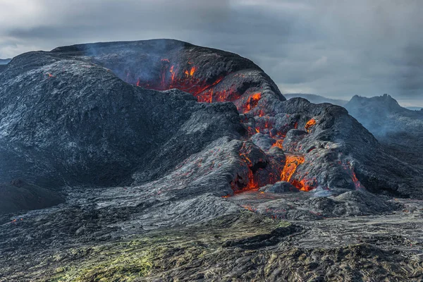火山喷发后的火山口熔岩流从冰岛的火山流出 公园里的雷克雅内斯半岛上的风景 在火山口上方吸烟 火山口里面的熔岩 — 图库照片