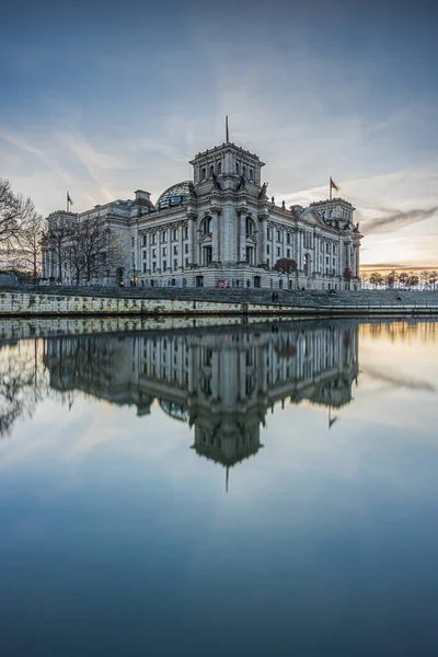 川とベルリンの中心日没の夜にシュプレー 水面に反射して政府の建物 冬の日にドイツの首都ライヒスタッグ — ストック写真