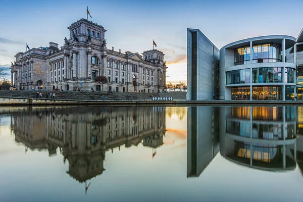 Zachód Słońca Centrum Berlina Rząd Budynku Paul Lbe Haus Reichstag — Zdjęcie stockowe