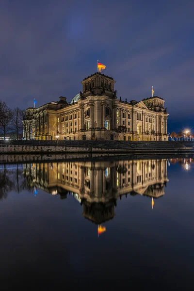 Reichstag Bei Nacht Beleuchtetes Regierungsgebäude Berlin Regierungsviertel Zentrum Der Deutschen — Stockfoto