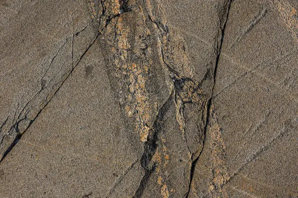 構造化されていない不連続で実行される線を持つ花崗岩の背景パターン 茶色の勾配を有する天然石 風化による石の黄色いオレンジ色の斑点 — ストック写真