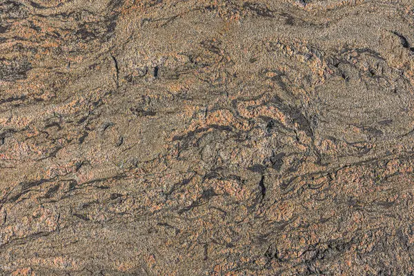 Dalgalı Kıvrımlı Çizgileri Küçük Bir Çizgi Kırığı Olan Kahverengi Granit — Stok fotoğraf