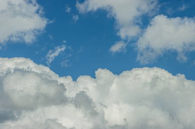 Gün içinde mavi gökyüzünde bulutlar. Yaz bulutlarıyla güneşli bir an. Bulutlu bir gökyüzü için arka plan ve dokular. Atmosferde bulut oluşumu
