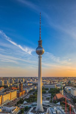 Yazın Berlin silueti ve simgeleri. Akşamları Avrupa 'nın en büyük televizyon kulesi Alman başkentinin merkezinde. Gün batımında Alexanderplatz civarındaki yüksek binalar.