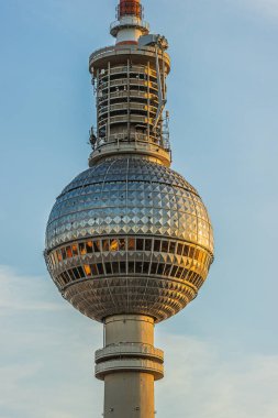 Berlin TV kulesi ayrıntılarıyla. Almanya 'nın başkentindeki en yüksek binanın küresi. Akşamleyin, güneş ışığında, televizyon kulesinden topun önündeki cam. Pencere camlarındaki yansımalar.