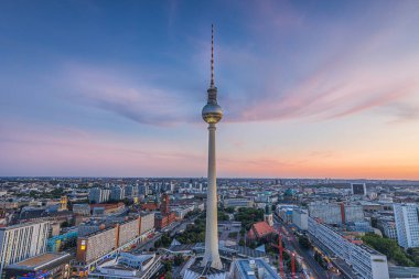 Berlin 'de gün batımında bulutlar azaldı. Şehrin merkezindeki Almanya 'nın başkenti Skyline' da. Alexanderplatz 'daki Red Town Hall' daki televizyon kulesinin görüntüsü. Sokaklar ve yüksek binalar