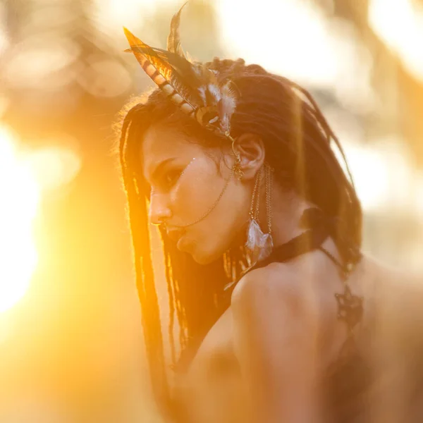 Красива Жінка Спирається Красивий Час Заходу Сонця — стокове фото