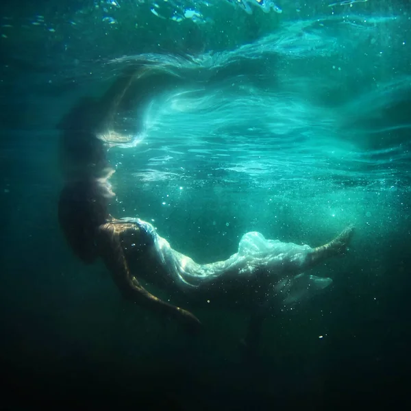 女人飘浮在水下 幻想着 — 图库照片