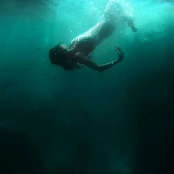 Vrouw Drijft Onder Water Droom Fantasie — Stockfoto