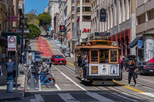 Tradicionális Cable Cars Lovaglás Híres Utcán San Francisco California Usa — Stock Fotó