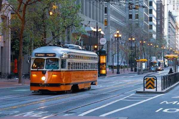 美国加利福尼亚市中心附近旧金山街道上的电车 图库图片