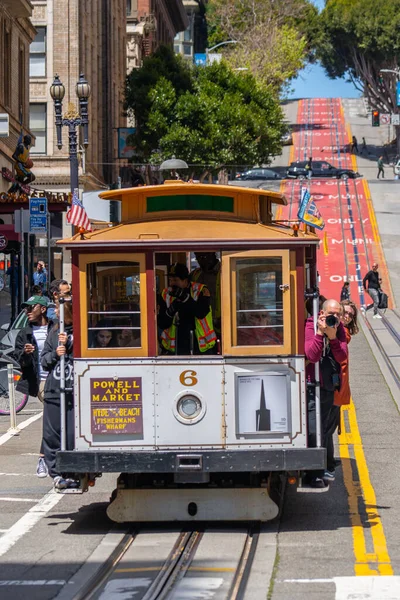 Tradicionális Cable Cars Lovaglás Híres Utcán San Francisco California Usa Stock Kép