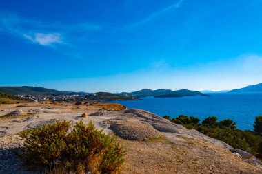 Ksamil tatil köyündeki körfezin manzarası. Arnavutluk 'ta İyon Denizi