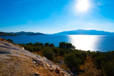 Ksamil tatil köyündeki körfezin manzarası. Arnavutluk 'ta İyon Denizi