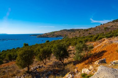 Ksamil tatil köyündeki körfezin manzarası. Arnavutluk 'ta İyon Denizi