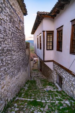 Antik Berat Şatosu, Arnavutluk 'ta bir yaz günü dağlarda